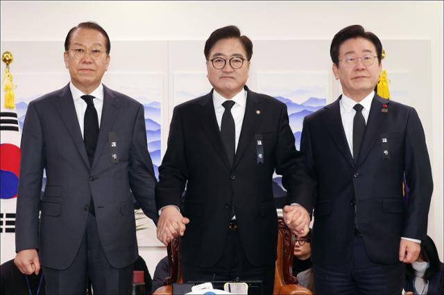 우원식(가운데) 국회의장과 권영세(왼쪽) 국민의힘 비상대책위원장, 이재명 더불어민주당 대표가 31일 오후 서울 여의도 국회에서 열린 회동에서 손을 잡고 있다. 뉴스1