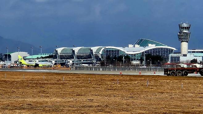 12월 30일 오전, 전남 무안군 망운면 피사리 무안국제공항 상공에 시커먼 먹구름이 끼어 있다. ⓒ시사저널 정성환