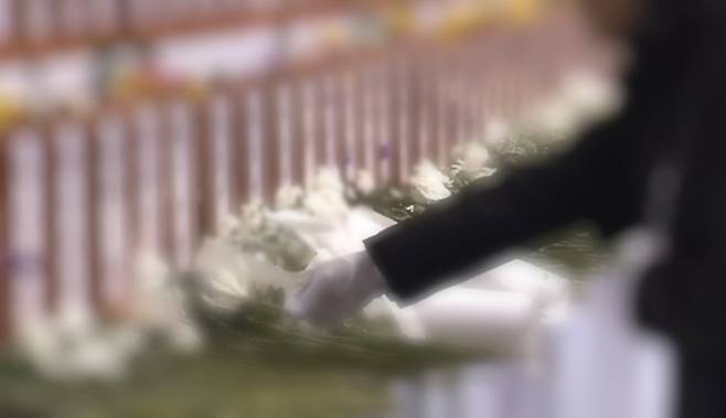 희생자를 기리는 합동 분향소에 조문객들이 헌화하고 있다. (SBS 캡처)