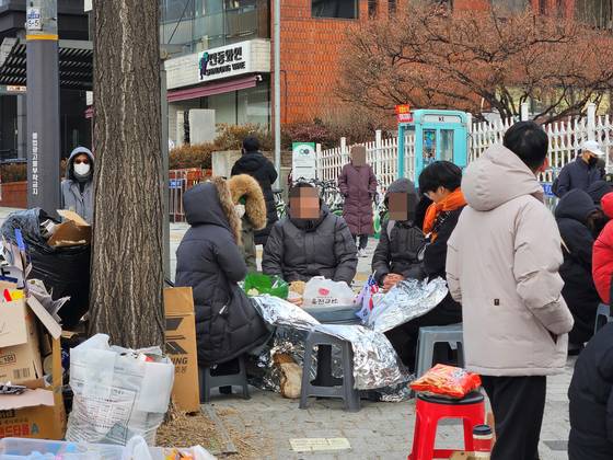 윤석열 대통령 체포영장이 발부된 지 이틀째인 1일 오전 9시쯤 서울 한남동 대통령 관저 앞에 윤 대통령 지지자들이 삼삼오오 모여 있다. 김정민 기자