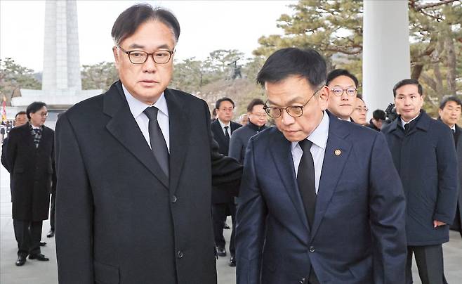 < 여권내 균열 > 최상목 대통령 권한대행(오른쪽)이 1일 서울 동작동 국립서울현충원 현충탑에서 신년 참배를 마친 뒤 정진석 대통령 비서실장과 다른 곳을 응시하며 스쳐 지나가고 있다. /김범준 기자