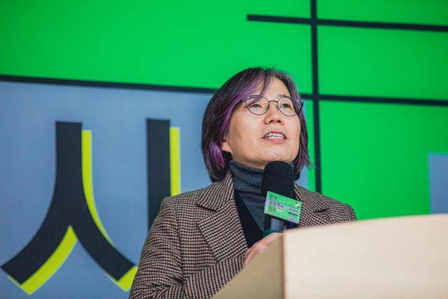 허영란 울산대 교수가 지난달 30일 오후 서울 중구 동국대에서 열린 한국공공역사협회 창립총회에서 인사말을 하고 있다. 한국공공역사협회 제공·이호승 작가