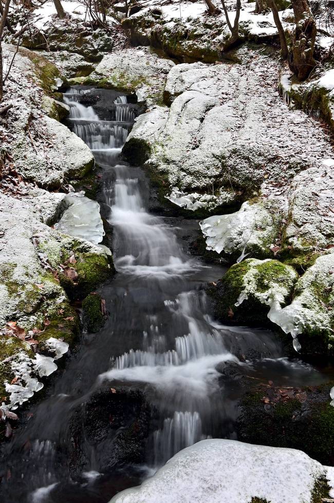 한강 발원지 검룡소에서 솟아 넘친 ‘첫 물’이 작은 계단처럼 이어진 폭포를 따라 흘러내리고 있다. 1300리 물길의 한강의 시작은 이 물줄기다. 새로 솟는 물은, 아무리 추워도 얼지 않는다. 얼지 않는 검룡소의 물처럼, 새해에는 희망이 다시 샘솟을 수 있기를….