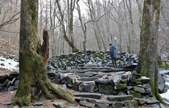 태백산 당골에서 소문수봉으로 이어지는 등산로 초입의 기도처.