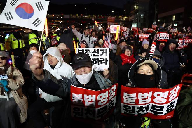 윤석열 대통령 지지자들이 3일 서울 용산구 한남동 대통령 관저 입구에서 고위공직자범죄수사처의 체포영장 집행을 막기 위해 집회를 열고 있다. (사진=연합뉴스)