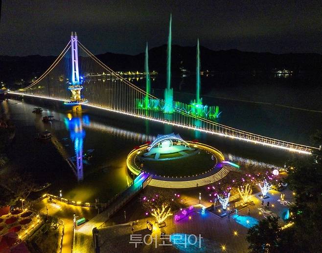 예당호 출렁다리와 음악분수, 수변무대 / 사진-예산군