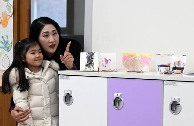 ▲ 2025학년도 초등학교 신입생 예비소집일인 2일 춘천 후평초에서 입학을 앞둔 어린이가 엄마와 함께 교실을 둘러보고 있다. 김정호