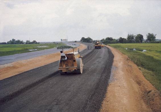 한국 첫 해외건설 수주인 태국 남부 파타니-나라티왓 고속도로 건설 현장 <사진=현대건설>