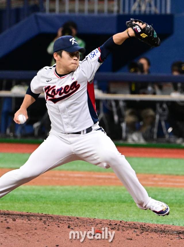 대한민국 야구대표팀 박영현이 2024년 11월 6일 오후 서울 고척스카이돔에서 진행된 상무와의 연습 경기에서 역투를 하고 있다./마이데일리