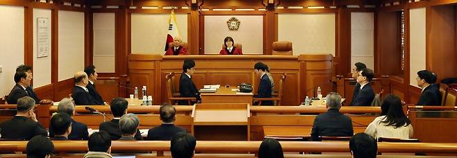 정형식(왼쪽), 이미선 헌법재판관이 3일 오후 서울 종로구 헌법재판소 소심판정에서 열린 윤석열 대통령 탄핵심판 2차 변론준비기일을 진행하고 있다. ⓒ공동취재