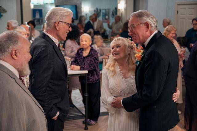 찰스는 의도와 달리 실버타운 사람들과 우정을 쌓게 되고 인생의 면모를 새롭게 알게 된다. 넷플릭스 제공