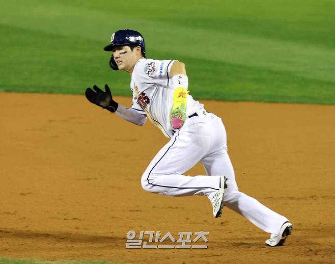 10월 2일 오후 잠실구장에서 열린 KT위즈와 두산베어스의 2024신한쏠뱅크 KBO포스트시즌 와일드카드 결정1차전. 두산 조수행이 3회말 김재호 타석때 2루 도루 시도하고있다. 잠실=정시종 기자 capa@edaily.co.kr