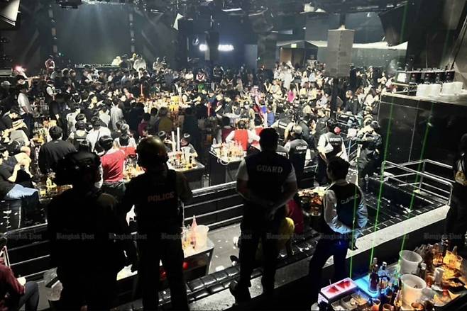 태국 경찰이 5일(현지시간) 오전 3시30분쯤 파타야 워킹스트리트에 있는 클럽을 급습해 단속을 벌이고 있다. 사진=방콕포스트