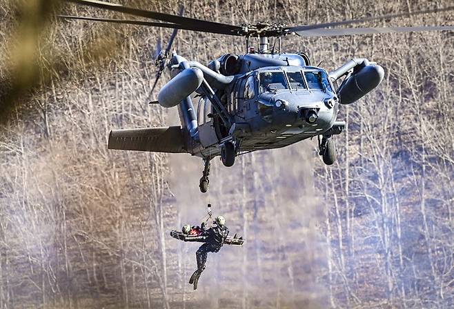 공군 HH-60 탐색구조헬기가 조종사 구조훈련을 하고 있다. 세계일보 자료사진