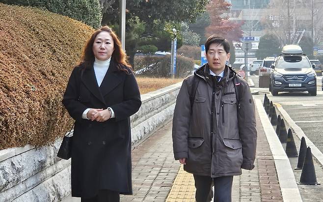 ‘윤석열·김건희 부부의 공천개입 의혹사건’ 공익신고자인 강혜경씨가 13차 조사를 받기 위해 6일 변호인과 함께 창원지검에 출석하고 있다.