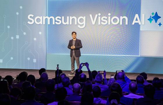 용석우 삼성전자 영상디스플레이사업부장(사장)이 5일(현지시간) 미국 라스베이거스 시저스 팰리스 호텔에서 열린 ‘삼성 퍼스트 룩’ 행사에서 ‘비전 AI’를 공개하고 있다. 사진 삼성전자