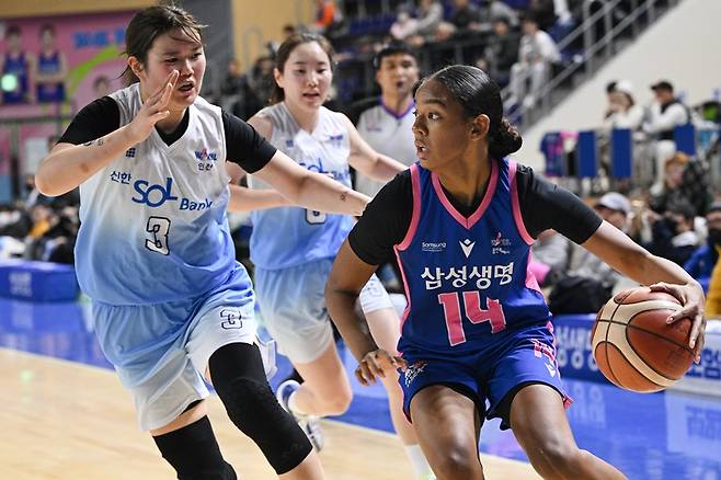 ▲ 타니무라 리카와 키아나 스미스(왼쪽부터) ⓒ WKBL