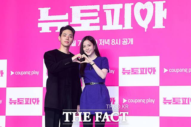 배우 박정민(왼쪽)과 지수가 7일 오전 11시 서울 영등포구 콘래드호텔에서 열린 쿠팡플레이 새 오리지널 시리즈 '뉴토피아' 제작발표회에 참석해 포즈를 취하고 있다. /서예원 기자