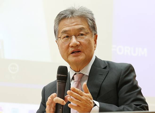 조셉 윤 전 미 국무부 대북정책특별대표가 작년 11월 서울 성북구 고려대 백주년기념관에서 열린 '2024 트라이포럼·고려대 아세아문제연구원 심포지엄' 좌담회에서 발언하고 있는 모습. /연합뉴스