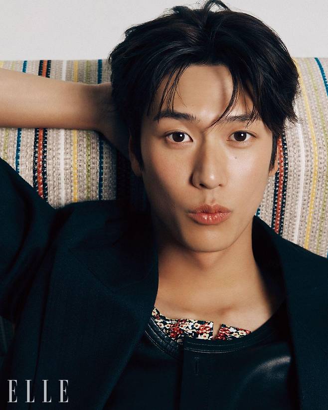 플라워 패턴의 이너 웨어와 베스트, 재킷은 모두 Bottega Veneta.