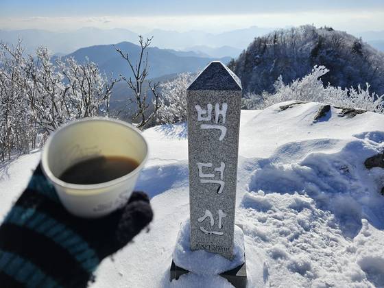 사방으로 시야가 탁 트인 정상에 올라 따뜻한 커피 한 잔하는 맛이 일품이다.
