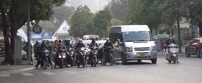 가지런히 정지선에 서서 신호가 바뀌길 기다리는 베트남 운전자들/사진=베트남 라오둥 미디어 보도 캡처