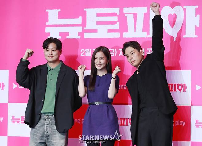 윤상현 감독, 배우 지수, 박정민이 7일 오전 서울 여의도 콘래드호텔에서 진행된 쿠팡플레이 오리지널 시리즈 '뉴토피아' 제작발표회에서 포즈를 취하고 있다. 군인 재윤과 곰신 영주가 좀비에 습격당한 서울 도심을 가로질러 서로에게 달려가는 이야기 '뉴토피아'는 2월 7일 공개된다. /2025.01.07 /사진=이동훈 photoguy@