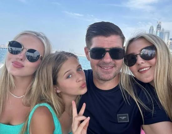 영국 매체 '더선'이 지난 6일(한국시간) 리버풀 레전드 출신인 제라드가 44세의 나이에 할아버지가 될 거라고 보도했다. 제라드 SNS