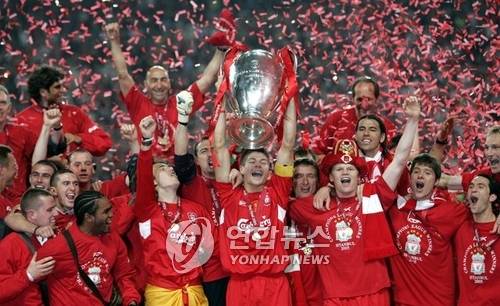 영국 매체 '더선'이 지난 6일(한국시간) 리버풀 레전드 출신인 제라드가 44세의 나이에 할아버지가 될 거라고 보도했다. 연합뉴스