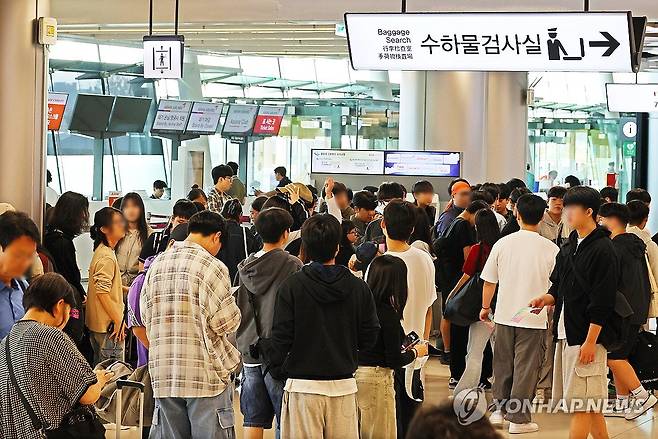 징검다리 연휴 앞두고 붐비는 공항 (서울=연합뉴스) 한종찬 기자 = 임시공휴일로 지정된 국군의날(10월 1일)과 개천절(3일) 등 징검다리 연휴를 앞둔 29일 오전 서울 강서구 김포공항 출국장에서 시민들이 탑승수속을 위해 이동하고 있다. 2024.9.29 saba@yna.co.kr