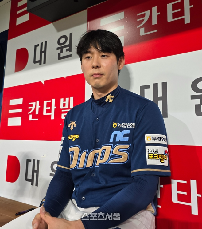NC 김성욱이 서울 고척스카이돔에서 2024 KBO리그 키움전에서 역전 홈런을 쳤다. 경기 후 취재진과 인터뷰를 하기 위해 포즈를 취하고 있다. 고척 | 스포츠서울DB
