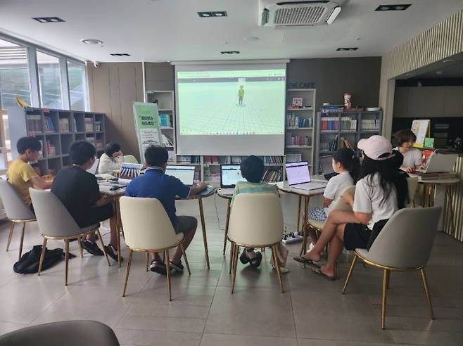 작은도서관 협력 프로그램 ‘DMC디에트르한강 작은도서관’. 고양특례시 제공