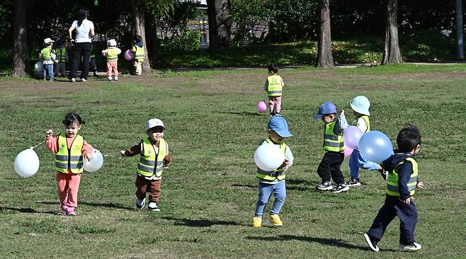 지난해 11얼 14일 오전 제주시 도남동 시민복지타운광장에서 소풍 나온 유아들이 풍선을 들고 뛰어놀고 있다. 사진은 기사 내용과 관련없음. /연합뉴스