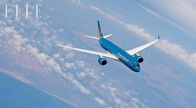 베트남으로 떠나는 가장 좋은 방법은 베트남항공을 이용하는 것. 베트남 북부와 중부를 잇는 거점 인천-하노이 노선은 매일 2회 운항한다