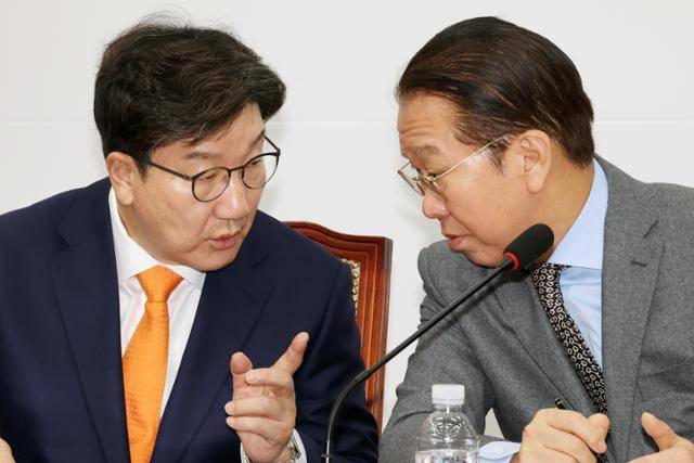 권영세(오른쪽) 국민의힘 비상대책위원장과 권성동 원내대표가 6일 오전 국회에서 열린 비상대책위원회의에서 대화하고 있다. 뉴시스
