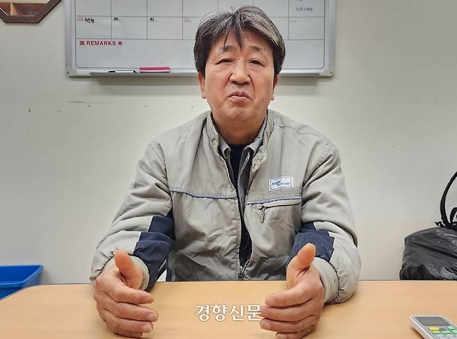 한화오션 촉탁직 근로자 이성일씨가 지난달 2일 경남 거제의 한화오션 노조 사무실에서 촉탁직 근무의 장점을 설명하고 있다. 그는 “촉탁직 근무를 하면서 후배들에게 노하우를 알려줄 수 있다”고 했다. 김세훈 기자