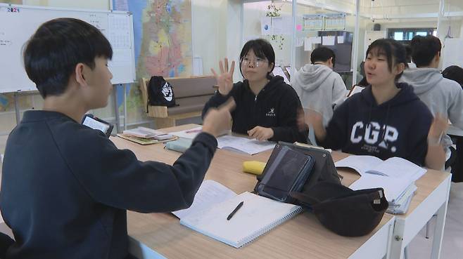 하브루타는 히브리어로 친구, 짝을 의미하며 질문과 토론을 통해 학습하는 유대인의 전통적인 방식이다.