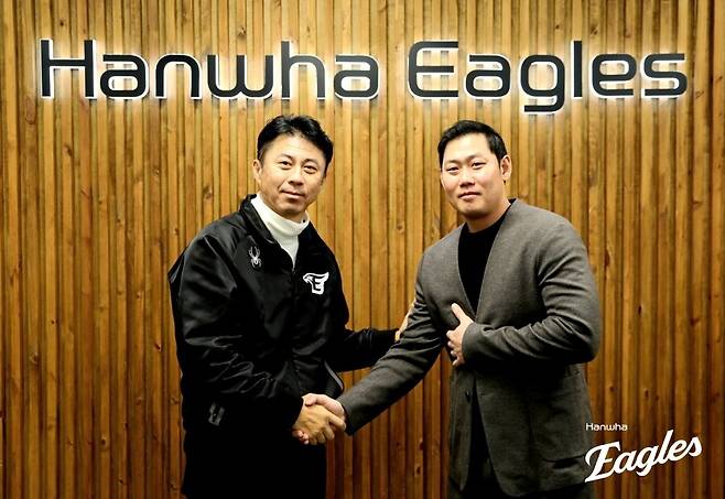 ▲ 지난 시즌을 마치고 FA를 선언했던 하주석(오른쪽)이 한화와 1년 총액 1억 1000만원에 사인하고 손혁 한화 단장과 악수를 나누고 있다. ⓒ한화 이글스