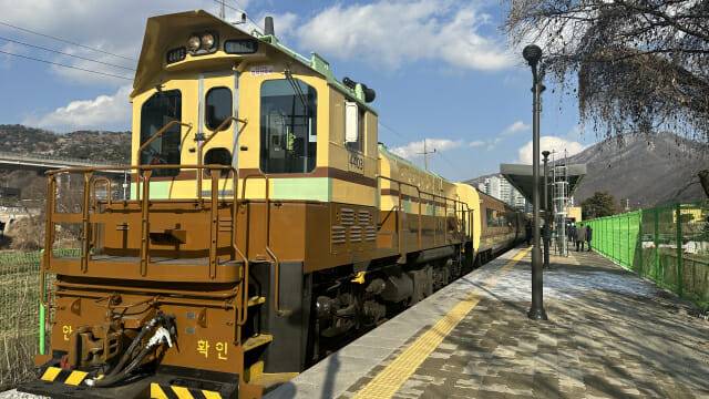 장흥역에 정차해 있는 교외선 무궁화호 열차.