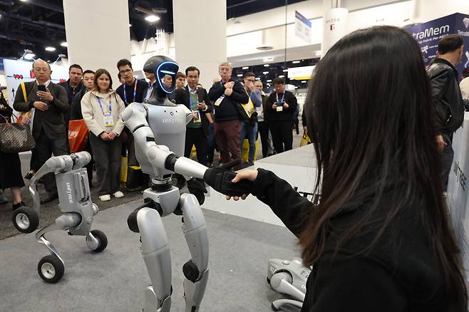 세계 최대 정보기술(IT)·가전 전시회 'CES 2025' 개막일인 7일(현지시각) 미국 네바다주 라스베이거스 컨벤션센터(LVCC)에 마련된 중국 유니트리 부스에서 휴머노이드 로봇 G1이 관람객과 악수하고 있다. /뉴스1