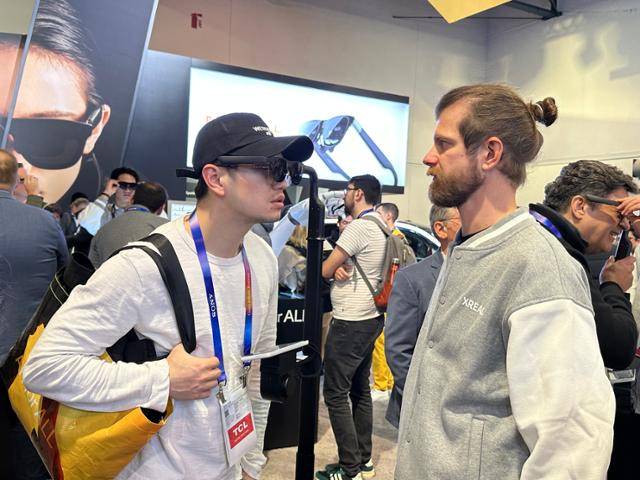 8일 미국 네바다주 라스베이거스 컨벤션센터 센트럴홀에 마련된 증강현실 기기 제조사 엑스리얼의 부스에서 한 참관객이 AR 안경 '엑스리얼 원'을 사용해 보고 있다. 라스베이거스=이서희 특파원