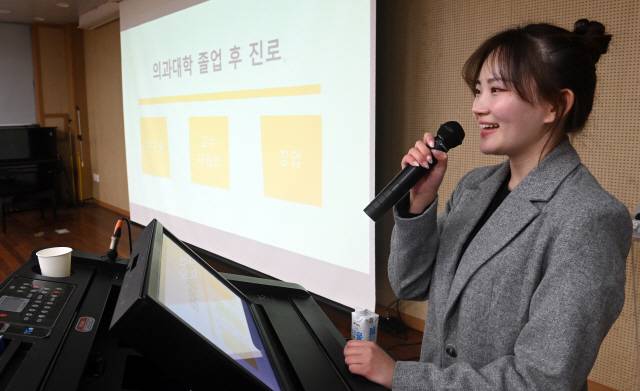 ▲ 서울대학교 의과대학 테니스부(P&C) 학생들이 8일 춘천 유봉여고를 방문, 재학생 30여명을 대상으로 ‘성공적인 고등학교 생활·대학 입시’를 주제로 특강을 실시했다. 서영