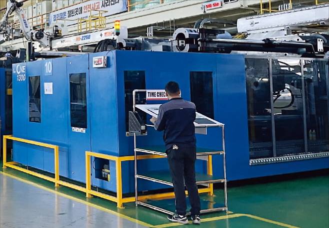 9일 경남 창원에 있는 LG전자 협력사 사이언스 공장에서 한 직원이 대형 사출기를 조작하고 있다.