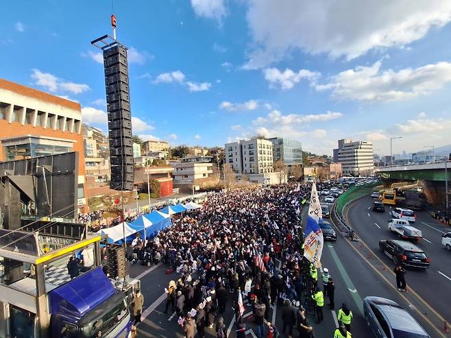 한남동 대통령 관저 앞, 윤석열 대통령 탄핵 반대 지지자들이 영하의 날씨에도 집회를 이어가고 있다.