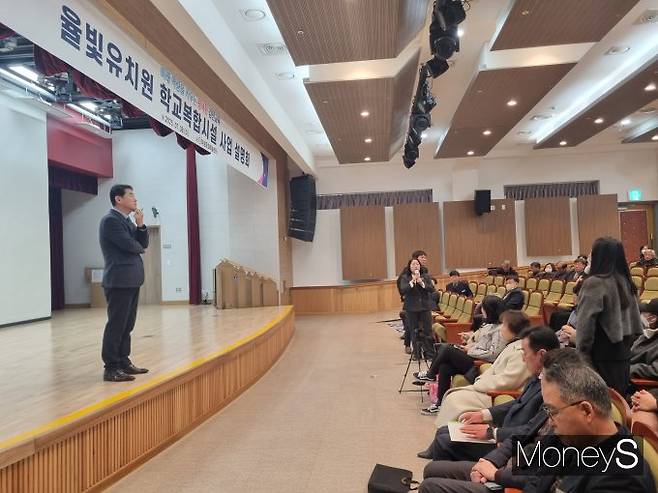 한 학부모가 경산이 지역구인 박채아 교육위 도의원(사진 좌측)에 질뭄하며, 목소리를 높였다. 김천 복합시설 질문이 아닌 경산 어린이집에 대해 질의해, 공청회와 동떨어진다는 지적을 받았다/사진=박영우 기자