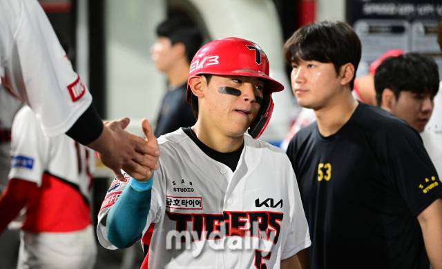 2024년 9월 24일 광주기아챔피언스필드에서 '2024 신한 SOL Bank KBO리그, 삼성 라이온즈와 KIA 타이거즈의 경기가 열렸다. KIA 1루 주자 김도영이 3회말 1사 1.2루서 윤도현의 2타점 2루타 때 홈을 밟고 동료들의 축하를 받고 있다./광주=유진형 기자 zolong@mydaily.co.kr