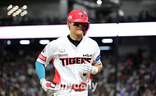 2024년 9월 24일 광주기아챔피언스필드에서 '2024 신한 SOL Bank KBO리그, 삼성 라이온즈와 KIA 타이거즈의 경기가 열렸다. KIA 김도영이 4회말 1사 후 유격수 플라이 아웃을 당한 뒤 아쉬워하고 있다./광주=유진형 기자 zolong@mydaily.co.kr