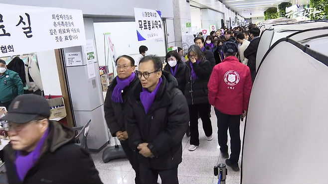 지난 3일, 무안국제공항을 찾은 이태원 참사 유가족들 모습.