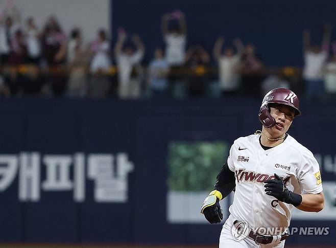 키움 송성문, 동점 솔로포 (서울=연합뉴스) 이지은 기자 = 15일 오후 서울 구로구 고척스카이돔에서 열린 프로야구 KIA와 키움의 경기. 3회말 1사 상황에서 키움 송성문이 솔로홈런을 친 뒤 그라운드를 달리고 있다. 2024.8.15 jieunlee@yna.co.kr
