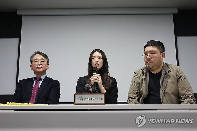 '여신도 성폭행' JMS 정명석 선고 관련 입장 밝히는 피해자 (서울=연합뉴스) 임화영 기자 = 기독교복음선교회(통칭 JMS) 총재 정명석의 여신도 성폭행 피해자인 메이플 씨가 9일 오후 서울 서초구 한국콘퍼런스센터에서 열린 정명석에 대한 대법원 17년형 선고 관련 기자간담회에서 소회를 밝히고 있다. 왼쪽부터 정씨의 성범죄 혐의를 알린 김도형 단국대 교수, 메이플 씨, 넷플릭스 다큐멘터리 '나는 신이다'를 연출한 조성현 PD. 2025.1.9 hwayoung7@yna.co.kr